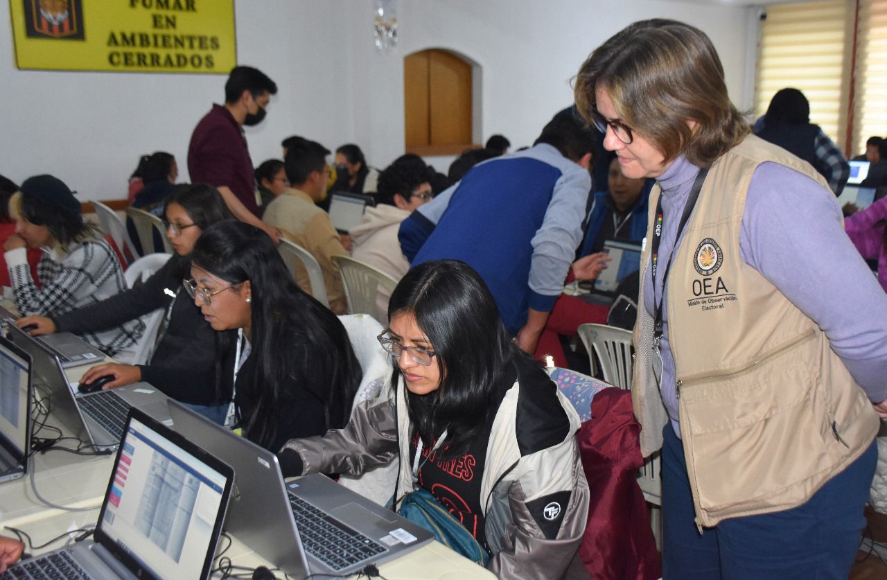 Observadora de la OEA supervisando el trabajo de los operadores